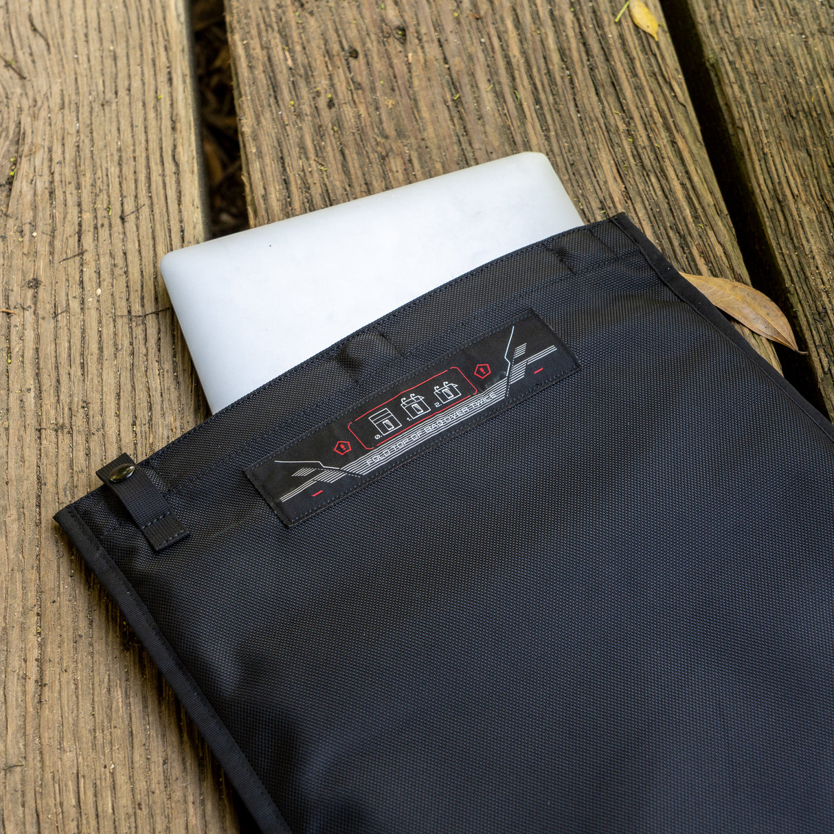 Mission Darkness™ NeoLok Faradaybag for laptop
